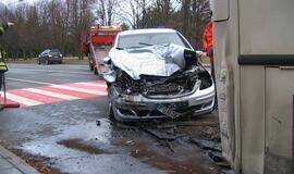 "Mercedes" atsitrenkė į autobusą