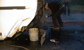 "Mercedes" atsitrenkė į autobusą