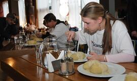 Patarimai, kaip per šventes nepriaugti svorio