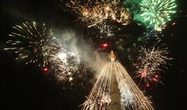 Įžiebta didžiausia Europoje Kalėdų eglė - Vilniaus TV bokštas