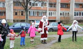 Eglutės įžiebtos daugiabučių namų kiemuose