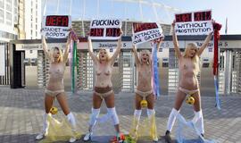 "Femen" prie stadiono vėl protestavo krūtimis