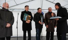 Smiltynėje atidengtas paminklas "Albatrosas"