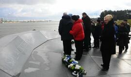 Smiltynėje atidengtas paminklas "Albatrosas"