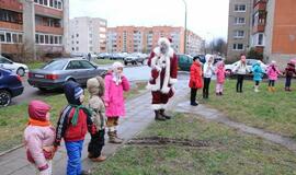 Eglutės įžiebtos daugiabučių namų kiemuose