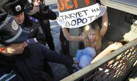 "Femen" prie stadiono vėl protestavo krūtimis
