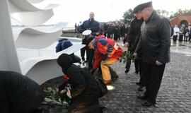 Smiltynėje atidengtas paminklas "Albatrosas"