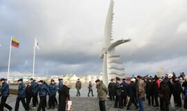 Smiltynėje atidengtas paminklas "Albatrosas"