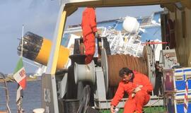 Iš "Costa Concordia" pradedamas pumpuoti kuras