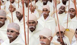 Mahatma Gandhi persirengę vaikai Indijoje pasiekė pasaulio rekordą