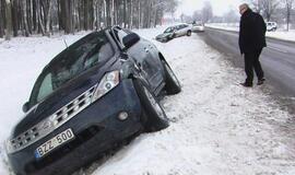 Moterų automobiliai atsidūrė griovyje