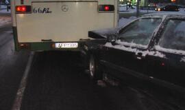 Slidžioje gatvėje - smūgis į autobusą
