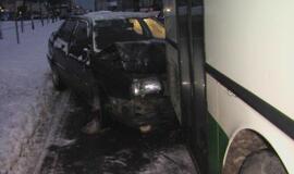 Slidžioje gatvėje - smūgis į autobusą