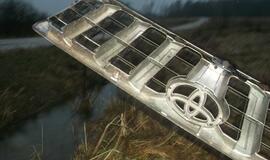 Avarija: visureigis virto nuo žvyrkelio