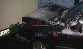 Slidžioje gatvėje - smūgis į autobusą