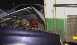 Slidžioje gatvėje - smūgis į autobusą