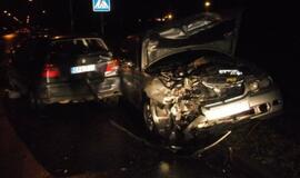 Girti vairuotojai daužė automobilius