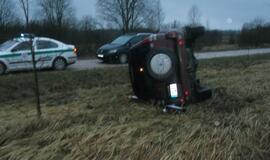 Avarija: visureigis virto nuo žvyrkelio