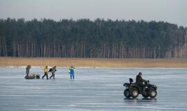 Kuršių mariose ties Preila - šimtai žvejų