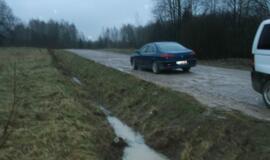 Avarija: visureigis virto nuo žvyrkelio