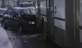 Slidžioje gatvėje - smūgis į autobusą