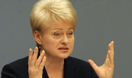 Dalia Grybauskaitė galvas kapoja telefonu