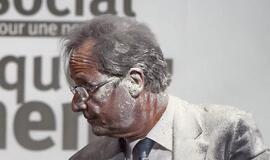 Kandidatas į Prancūzijos prezidentus apibertas miltais