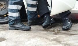 Net keli policijos ekipažai tramdė mieste siautėjusį vyriškį