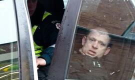 Net keli policijos ekipažai tramdė mieste siautėjusį vyriškį