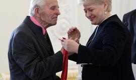 Prezidentė įteikė valstybės apdovanojimus