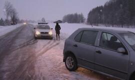 Neblaivi moteris vairavo prieš eismą