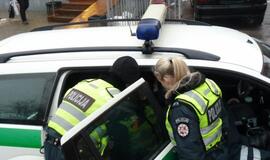 Net keli policijos ekipažai tramdė mieste siautėjusį vyriškį