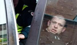 Siautėjusį vyriškį tramdė du policijos ekipažai