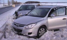 Slidi pamiškė "nepagailėjo" dviejų automobilių