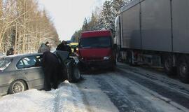 Vengdamas vienos kliūties BMW trenkėsi į kitą