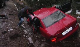 Raudono "Mercedes-Benz" vairuotojui - šaltas rytinis dušas