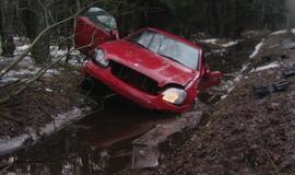 Raudono "Mercedes-Benz" vairuotojui - šaltas rytinis dušas