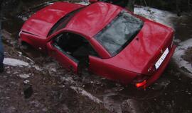 Raudono "Mercedes-Benz" vairuotojui - šaltas rytinis dušas