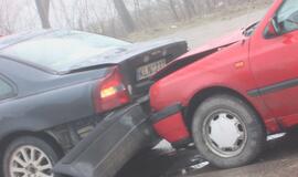 Nepatyręs vairuotojas "surinko" kelis automobilius