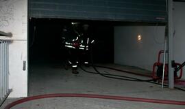 Požeminėje stovėjimo aikštelėje liepsnojo automobilis