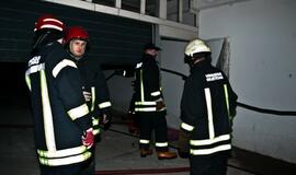 Požeminėje stovėjimo aikštelėje liepsnojo automobilis