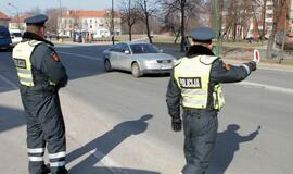 Uostamiesčio pareigūnai moterims dovanojo gėles