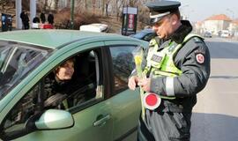 Uostamiesčio pareigūnai moterims dovanojo gėles