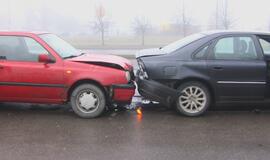 Nepatyręs vairuotojas "surinko" kelis automobilius