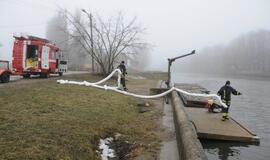 Danės upėje -  naftos dėmės