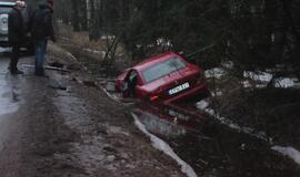Raudono "Mercedes-Benz" vairuotojui - šaltas rytinis dušas
