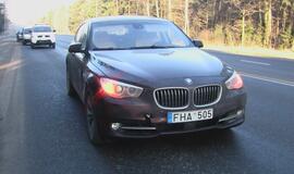 Moters vairuojamas BMW partrenkė stirną