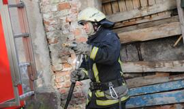 Klaipėdoje degė apleistas pastatas