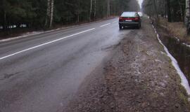 Raudono "Mercedes-Benz" vairuotojui - šaltas rytinis dušas