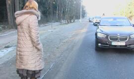 Moters vairuojamas BMW partrenkė stirną